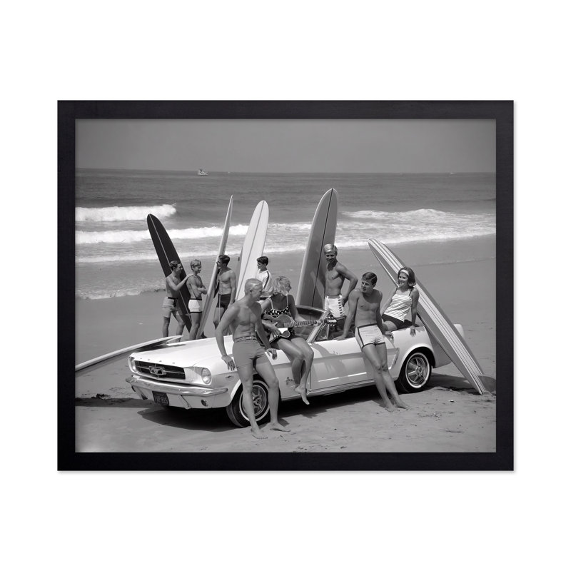 Amis s'amusant sur la plage, Black Framed, Poster, 16"H x 20"W