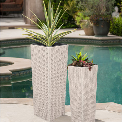 Pots de fleurs beige pe 2 utilisés à l'extérieur pour rafraîchir le patio avec drainage et sans zone d'assemblage