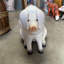 Statue de cochon assis assis