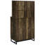Armoire à vin moderne à 2 portes avec touche rétro, finition chêne rustique, façade à chevrons, support et verres à pied pour les éléments de la salle à manger,