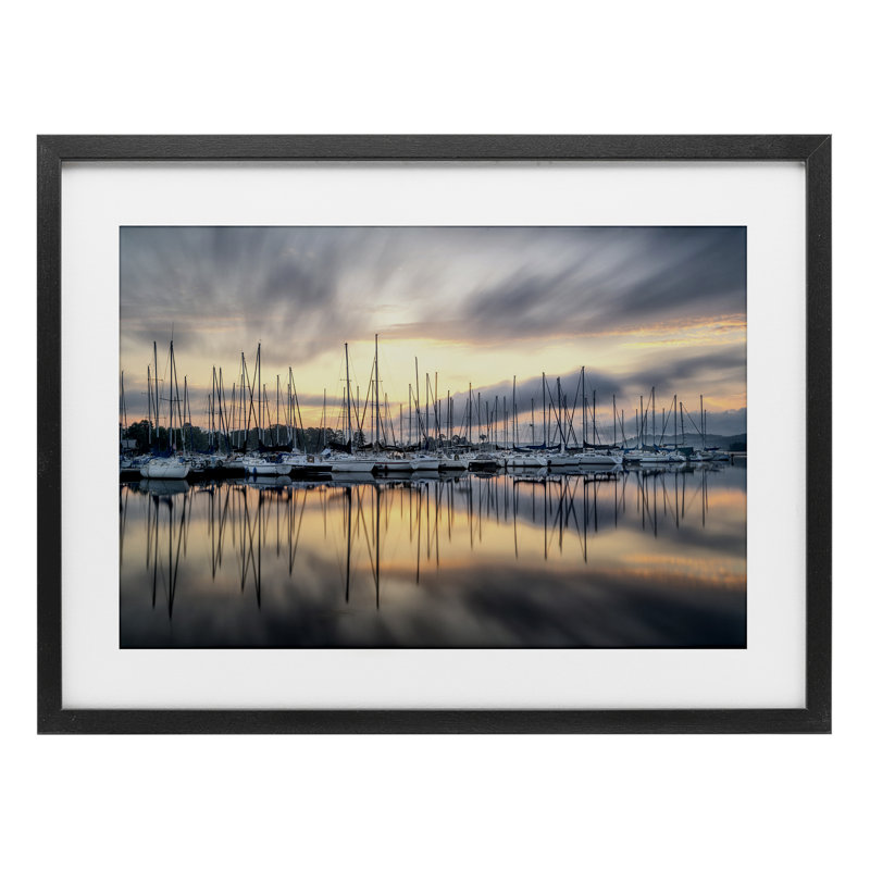 «Sailors Sunrise Harbor», reproduction sous verre encadrée, design par D. Burt, H 14 po x l 20 po, Cadre noir minuit