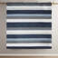 Édredon simple à rayures avec draps bleus / gris. Tissu. Rembourrage. Édredon, 2 taies décoratives, 1 drap plat, taies d'oreiller ajustées. Convient à un matelas de 14 po ou moins. Lavable. Conception de drap. Microfibre. Bourre, machine