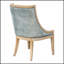 Chaise de salle à manger rembourrée avec garniture cloutée, alliant confort et élégance pour les espaces de salle à manger modernes