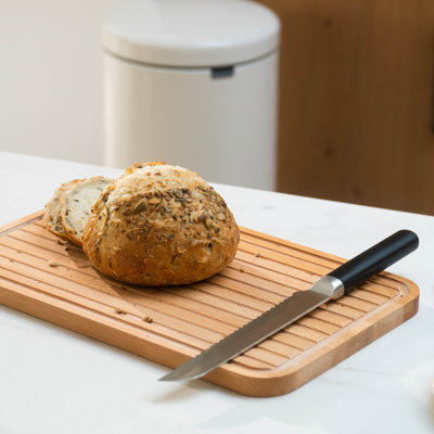 Planche à découper en bois profilé pour le pain