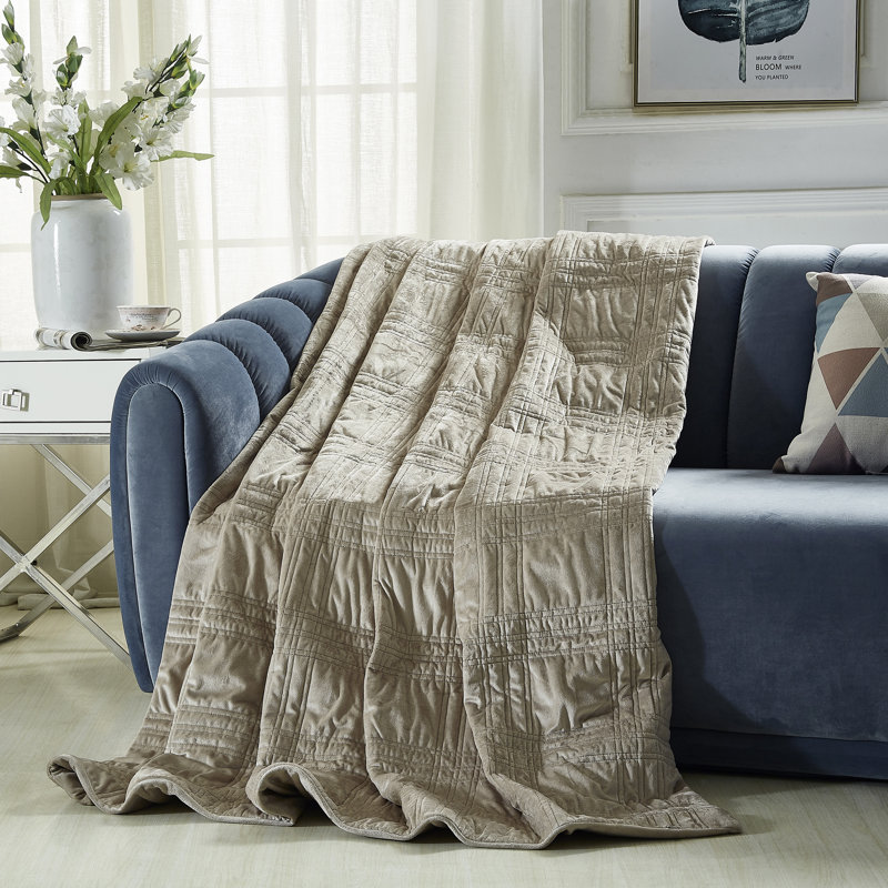 Couverture matelassée pour chambre Yasmine, l 48 po x L 72 po, Taupe, 12 lb