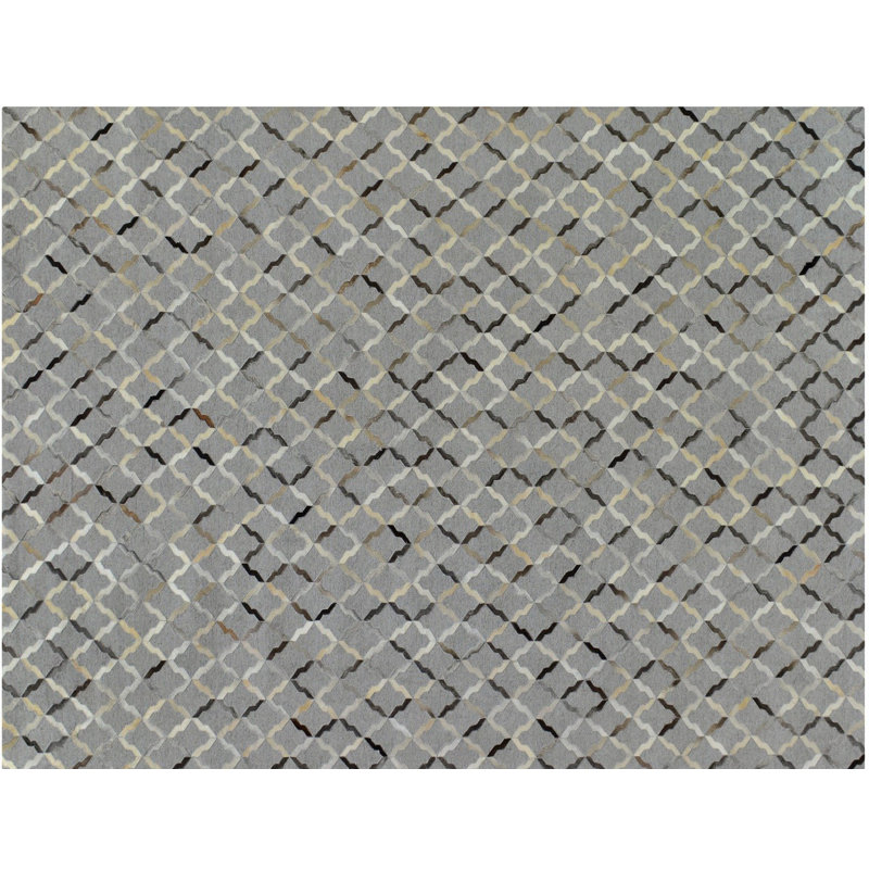 Tapis gris en peau de vache à motif géométrique
