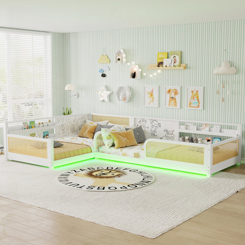 Lit d'enfant modulaire en forme de L, gain de place, fini en rotin, avec structure amovible et détachable, équipé de tableaux blancs, d'étagères et d'un éclairage intégré pour chambre d'enfant.