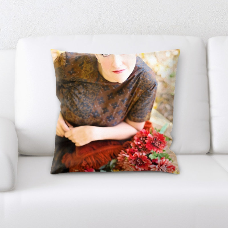 Coussin jeune femme