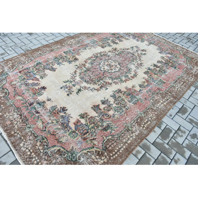 Tapis turc classique aux motifs floraux traditionnels rouges et bleus, parfaits pour les grands espaces de vie