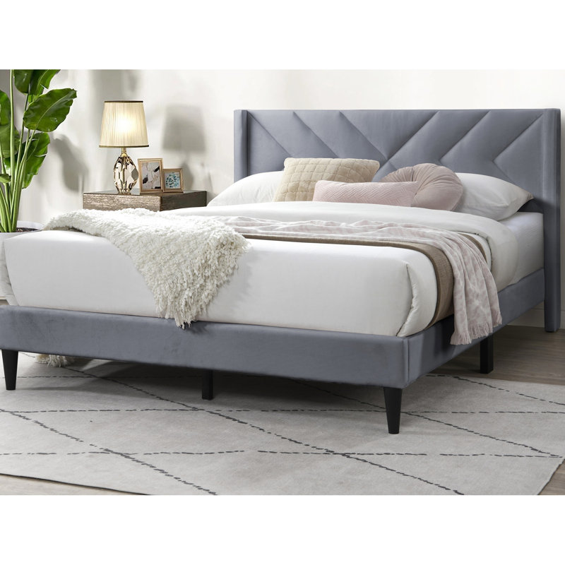 Lit double avec revêtement en velours gris élégant, tête de lit de style moderne, pas de sommier tapissier contemporain avec motif géométrique idéal pour la détente dans la chambre à coucher