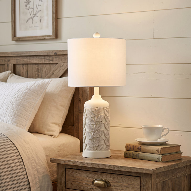 Lampe de table en résine sculptée de style ferme, 23,5 po, avec abat-jour cylindrique