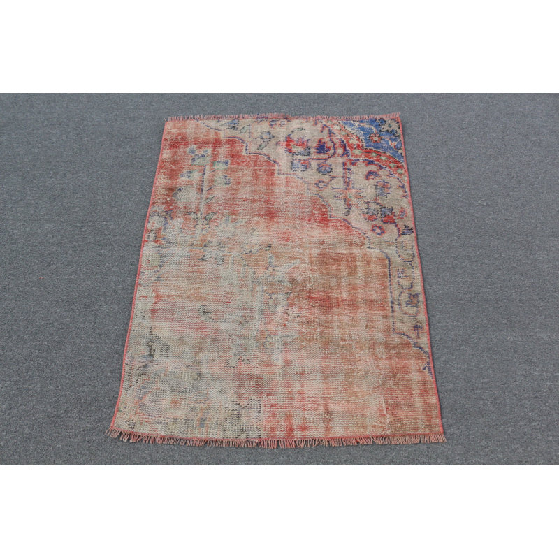 Découvrez le charme de ce tapis turc antique fait à la main, parfait pour les petits espaces