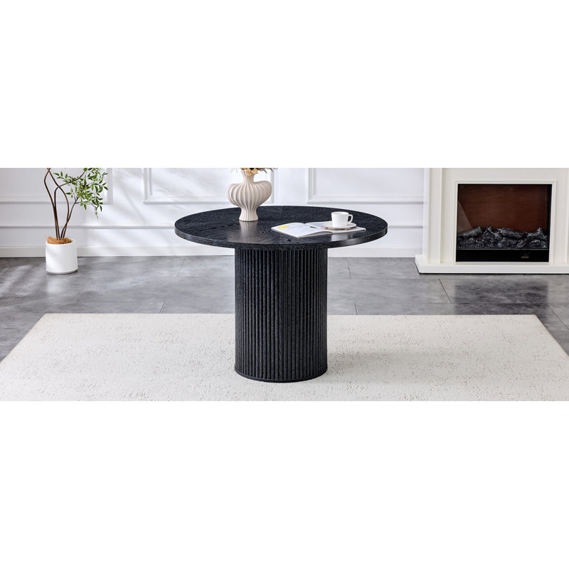 Une table de salle à manger circulaire épissée moderne d'un diamètre de 42 pouces, présentant des textures de couleur bois noir en forme d'éventail en diagonale, interprétant l'esthétique et la fonctionnalité de la maison.