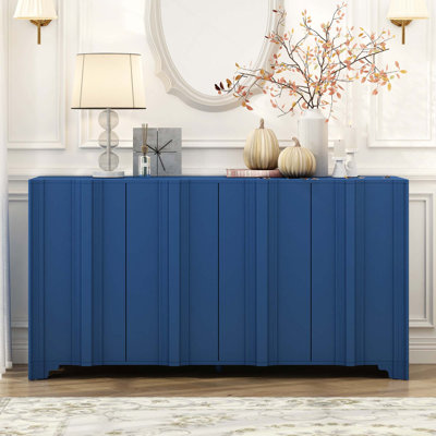 Buffet sophistiqué à 4 portes avec accents linéaires complexes et placage de pin de qualité supérieure pour les salons et les salles d'étude