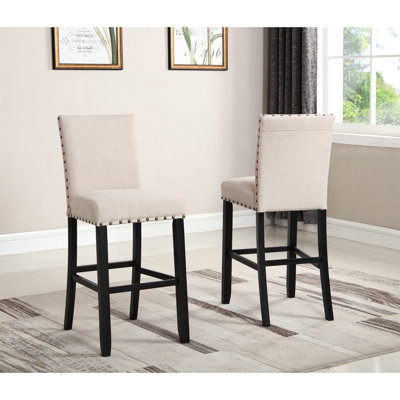 2 tabourets de bar brun clair. Cadre en bois franc, garniture cloutée. Revêtement en lin et en coton. Foncé. H 44 po, siège 30 po. 16 po x 23 po x 2 de 2 feuillus, dossier rembourré. Finition. Hauteur de 30 po.