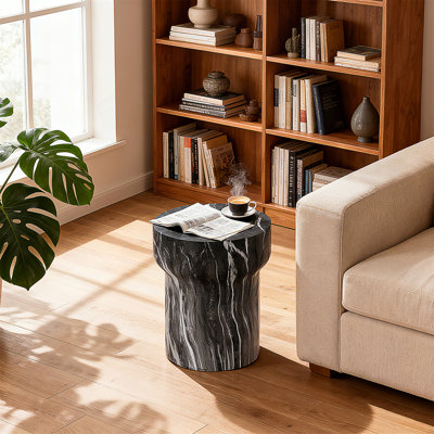 Table de bout d'extérieur moderne en faux terrazzo avec construction résistante aux intempéries et utilisation multifonctionnelle pour les espaces intérieurs et extérieurs