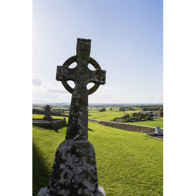 Croix celtique sur Grassy Hill avec mur de pierre sous un ciel bleu; «Cashel County Tipperary Ireland», reproduction d'affiche (24 x 38)