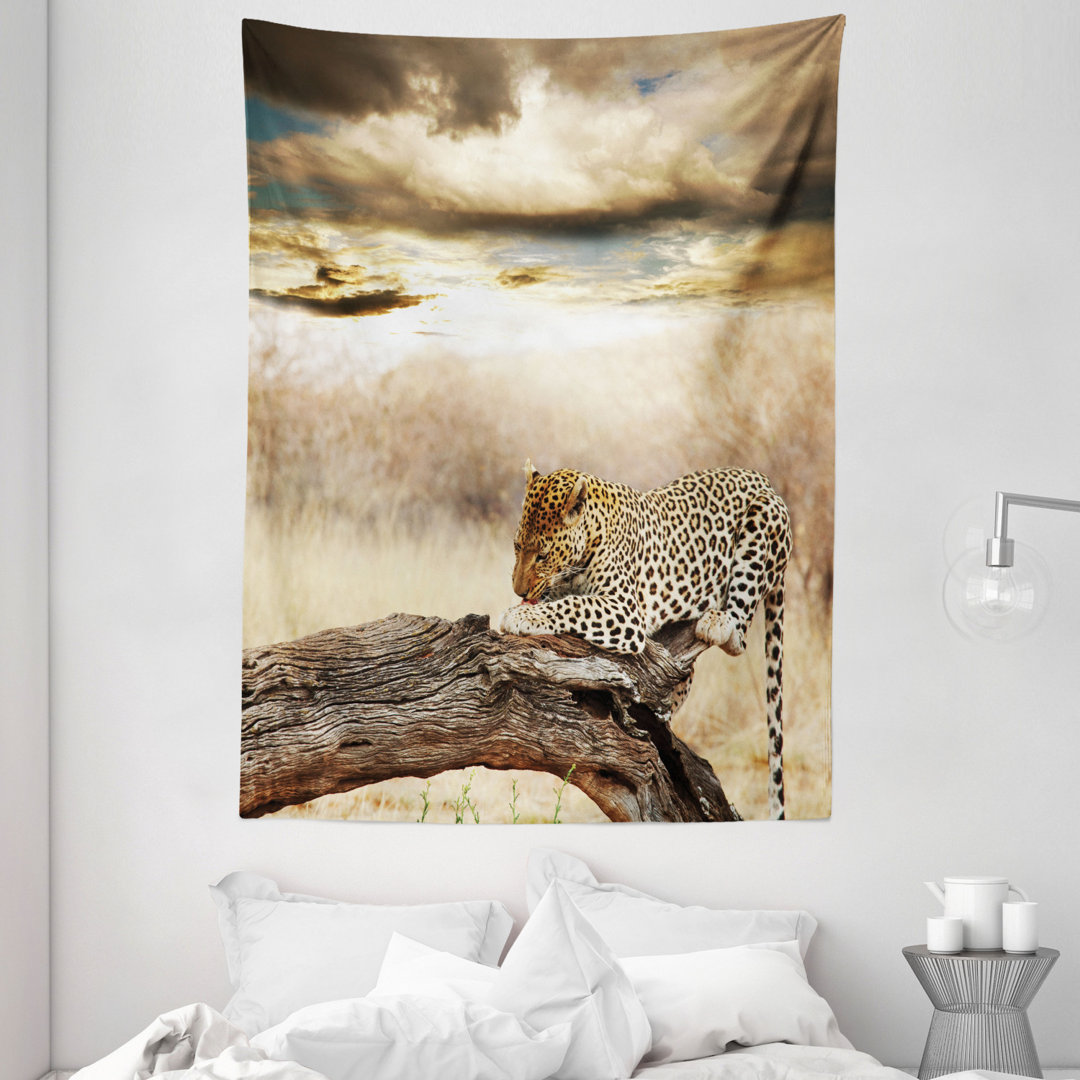 Wandteppich Savannah Leopard ruhend Dramatischer Wolkenhimmel