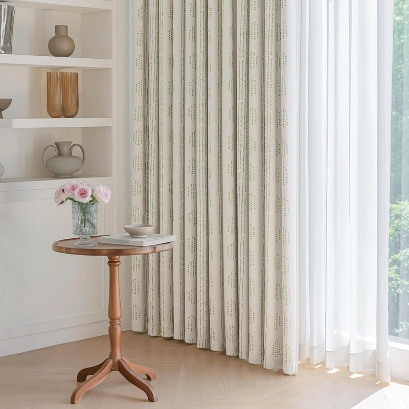 Rideaux bohémiens à motifs verts sur beige