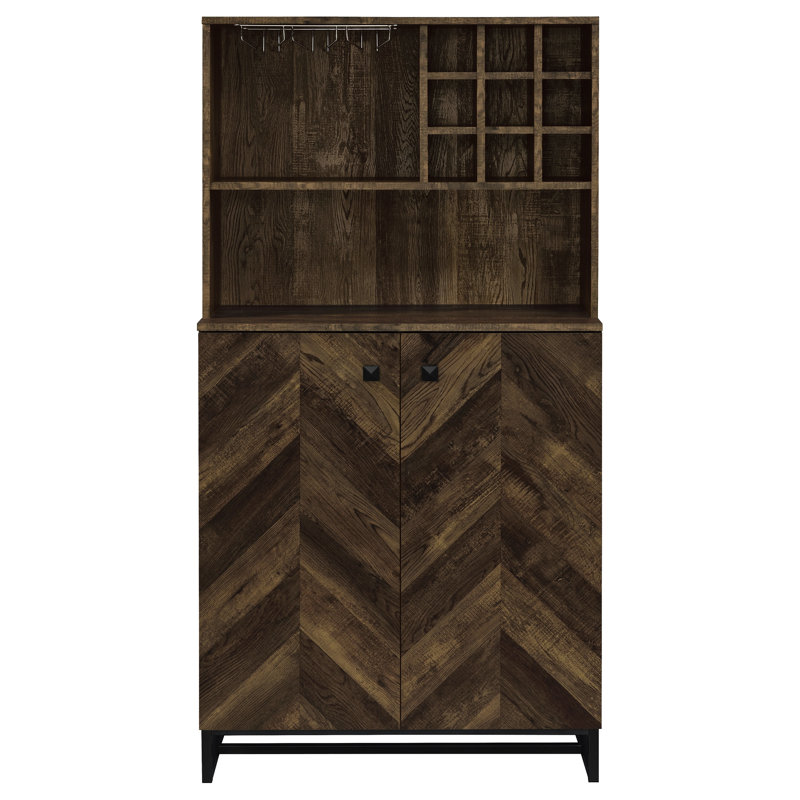 Armoire à vin de style transitionnel à 2 portes, finition chêne rustique, façade à chevrons, rangement pour bouteilles, verres à pied et quincaillerie en bronze industriel