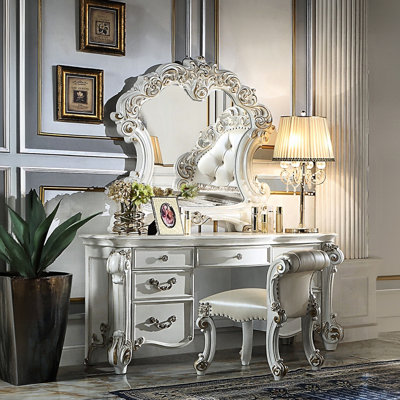 Tabouret de coiffeuse beige sans accoudoirs en tissu à motif uni, siège et dossier rembourrés, garniture cloutée argentée antique sur une base à volutes, largeur de 25 po pour la base de la chambre à coucher avec garniture, chambre à coucher idéale, 28 x 25 po