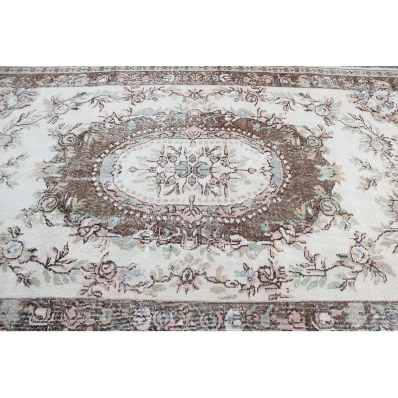 Tapis turc rétro fabriqué à la main dans un magnifique motif floral qui aura fière allure dans n'importe quelle pièce