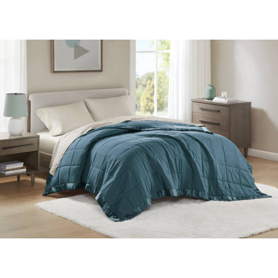 Couverture légère en duvet synthétique avec bordure en satin 