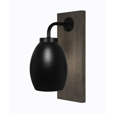 Applique murale Oxbridge montrée en noir mat et finition en métal d'aspect bois patiné peint avec abat-jour ovale en métal noir mat 5 po