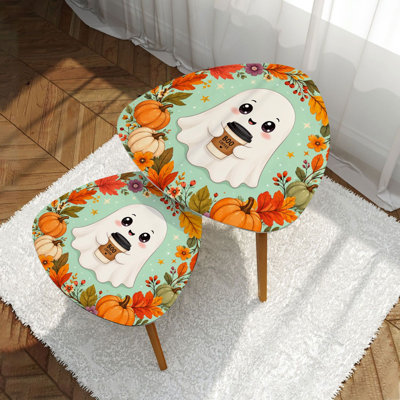 Ensemble de 2 tables basses gigognes triangulaires modernes, ornées d'un adorable fantôme tenant une tasse de café, de feuilles d'automne et de citrouilles. Style du milieu du siècle, tables d'appoint empilables, petites tables de chevet pour salon, chambre à coucher, appartement et décoration intérieure.