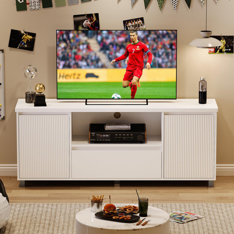 Meuble télé cannelé pour téléviseurs jusqu'à 70" - 63" de large, avec tiroir, placards et tablette ouverte, idéal pour le salon.