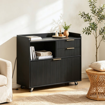 Classeur mobile moderne de 25 po, armoire de rangement de bureau cannelée noire avec station de charge intégrée, compartiment ouvert et plusieurs tiroirs silencieux, roulettes universelles verrouillables et poignées en métal de qualité supérieure pour l'organisation de la maison et du bureau