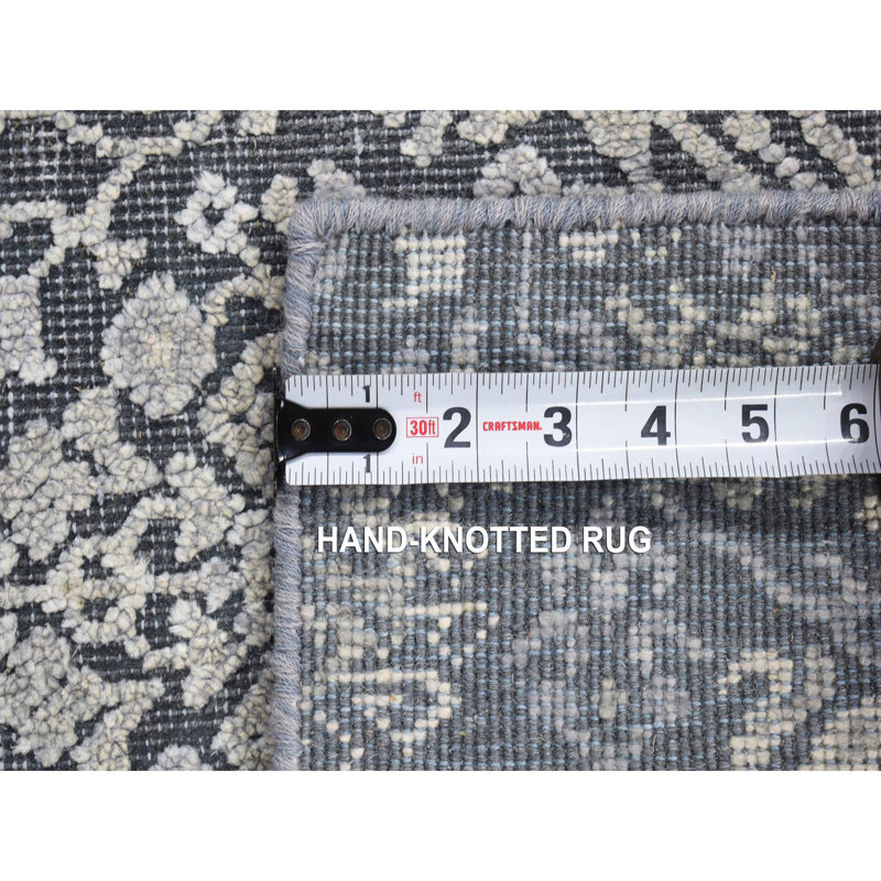 Tapis gris anthracite 2 pi 1 po x 2 pi 1 po, soie avec laine texturée, motif ton sur ton, noué à la main, échantillon de tapis oriental B750CAE92ECA4323A68BA1AEAAA9EE7B
