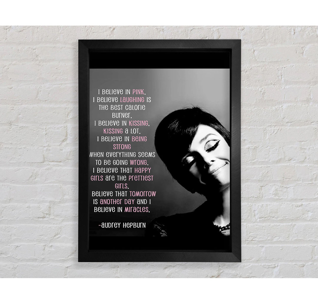 Motivationszitat Audrey Hepburn I Believe In Pink Portrait - Druck