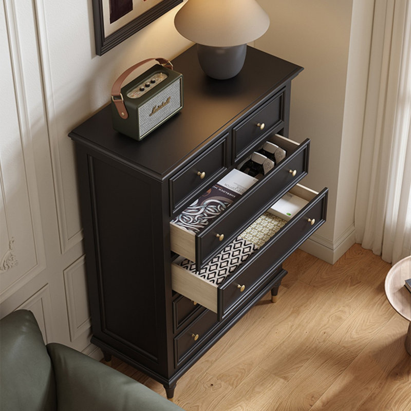 Armoire cinq tiroirs en bois massif noir avec pattes décoratives dorées