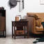 Table d'appoint brun foncé avec tiroirs et tablettes