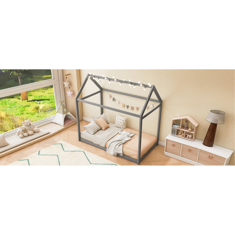 Lit simple en bois, gris