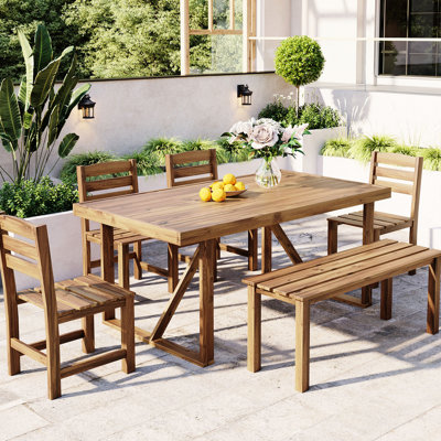 Élégant patio en bois pour une belle expérience extérieure Table et chaises de qualité