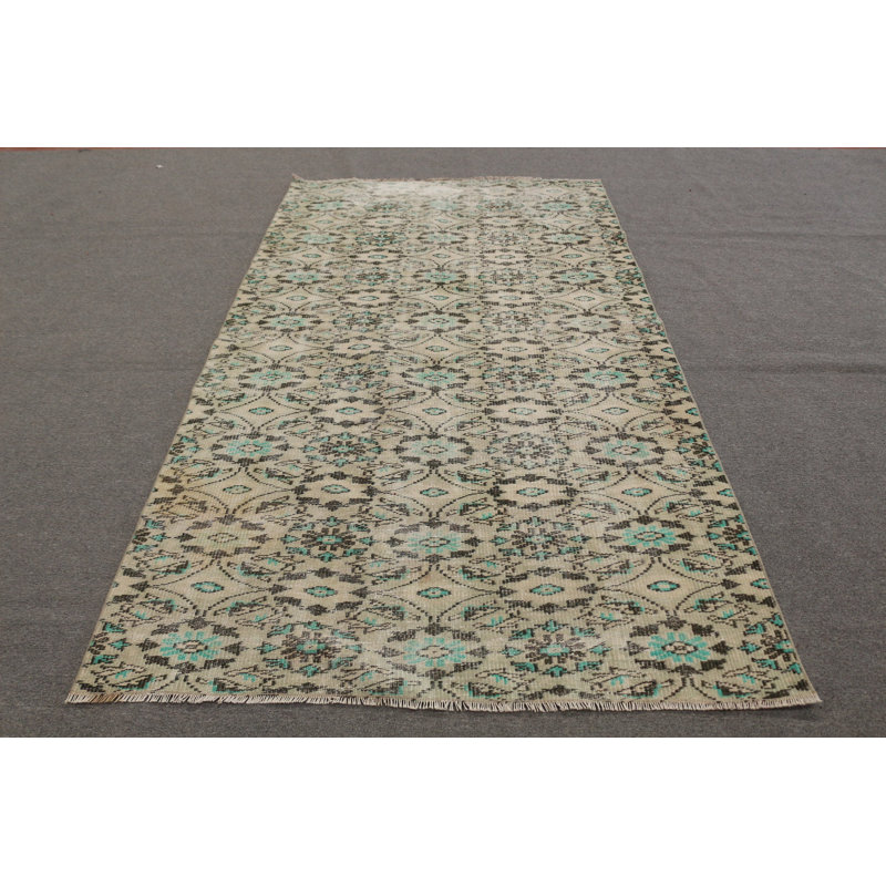 Découvrez le confort d'un grand tapis turc beige idéal pour décorer votre bureau ou votre salon