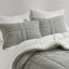 Ensemble d'édredon luxueux pour lit, offrant confort et style.-112162798