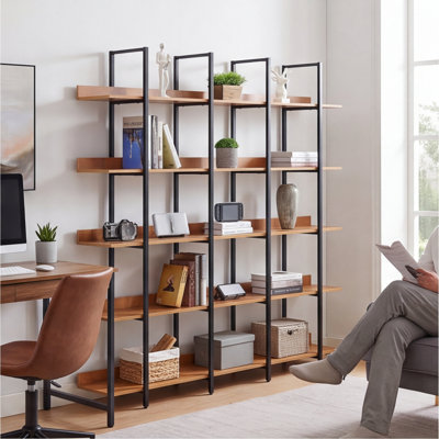 Bibliothèque ouverte industrielle à 5 niveaux, étagères en MDF brun vintage avec structure en acier noir, meuble de rangement et d'exposition pour bureau à domicile ou salon.