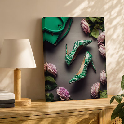 Toile à plat élégante avec une paire de talons hauts élégamment ornés d'un motif marbré vert et blanc