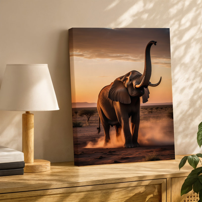 Toile, un majestueux éléphant se dresse fièrement dans un vaste paysage aride au coucher du soleil, H 20 po x l 20 po