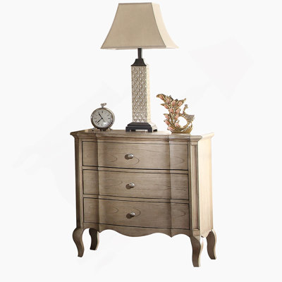 Table de chevet de style antique avec trois tiroirs spacieux, des glissières en métal, une fabrication en queue d'aronde, un dessus doublé de feutre et des pieds en cabriole pour l'élégance de la chambre à coucher