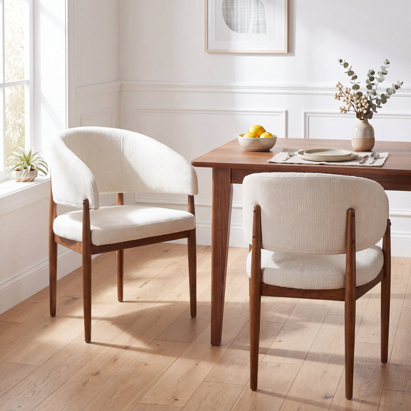 Chaise de salle à manger Liora, de style moderne du milieu du siècle, en bois d'hévéa, avec accoudoirs incurvés, assise rembourrée et dossier enveloppant.