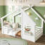 Lit plateforme simple en forme de maison avec fenêtre décorative et petite tablette intégrée, construction solide, finition blanche