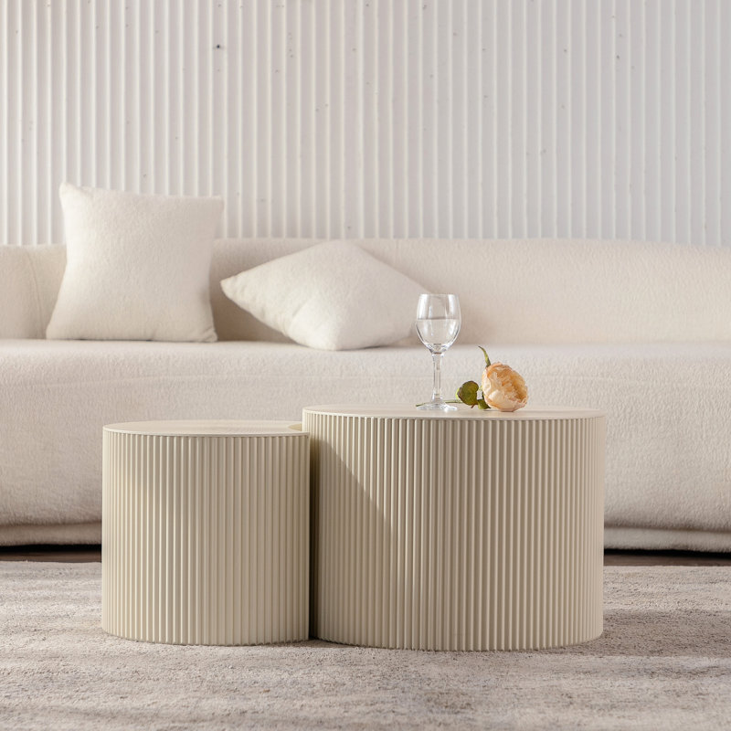 Table basse beige et crème avec relief de surface fabriqué à la main - Style moderne rainuré