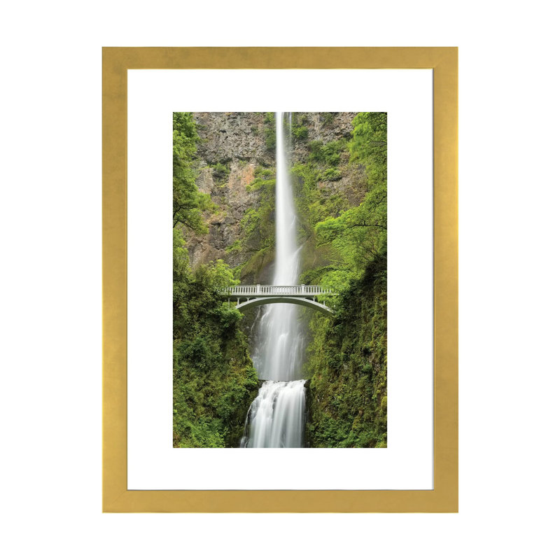 Multnomah Falls, Oregon par Stefan Hefele - reproduction de photo, H 24 po x l 16 po x P 1 po, Papier encadré doré