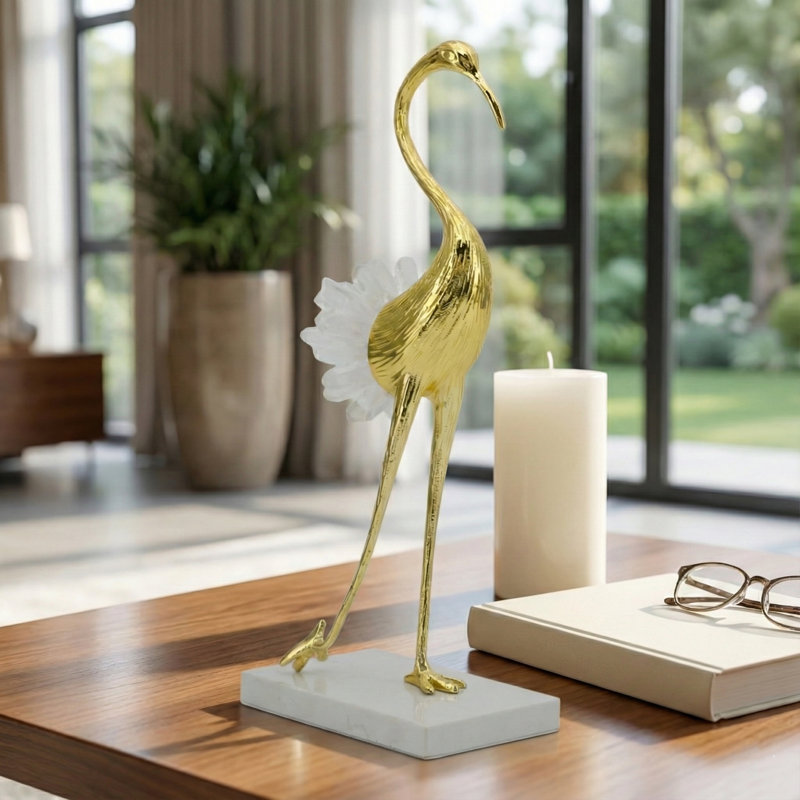 Élégante statue d'oiseau debout en métal avec base en marbre pour la décoration intérieure - Sculpture décorative pour la décoration de chevet ou de salon - Blanc et or
