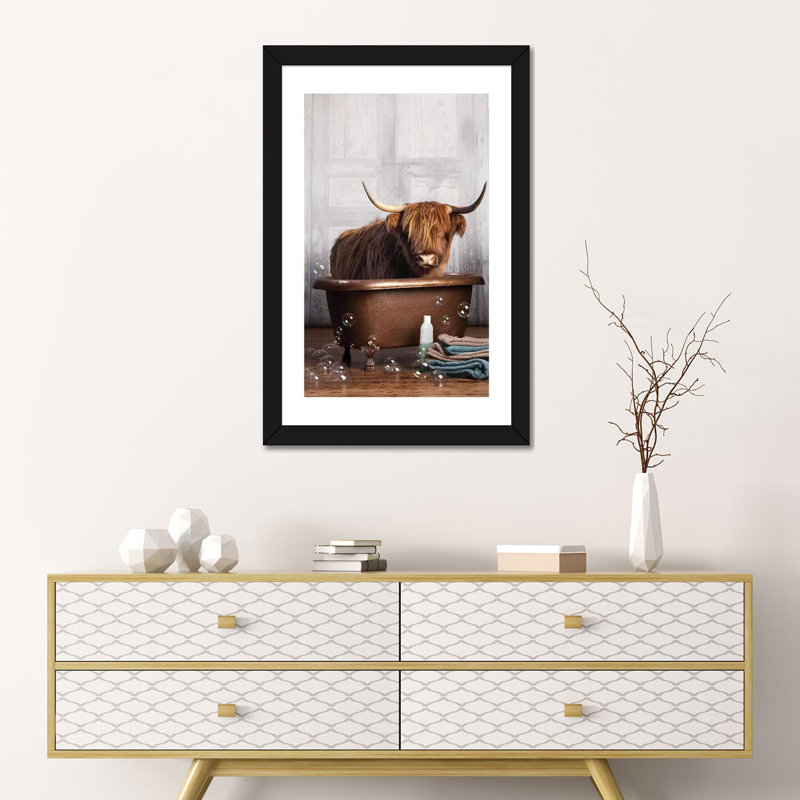 «Highland Cow In The Tub», reproduction d'impression sur toile, H 24 po x l 16 po, Impression encadrée avec passe-partout