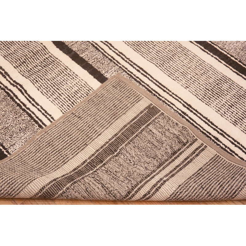 Tapis contemporain rayé de taille moderne de la collection Nazmiyal